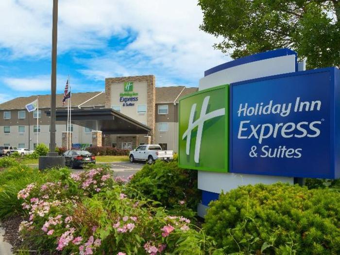Holiday Inn Express & Suites Omaha - 120th and Maple - Bild 1