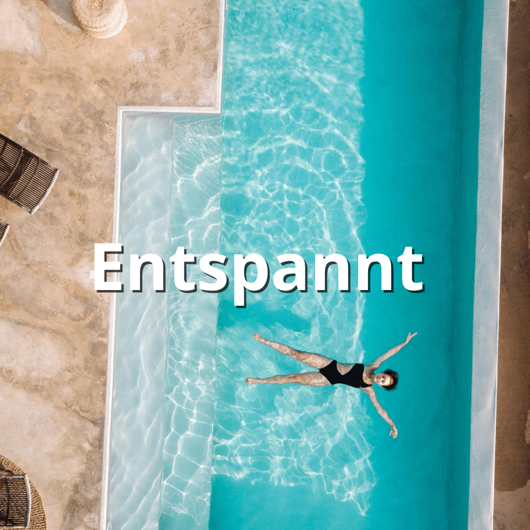 Person in schwarzem Badeanzug treibt entspannt auf dem Rücken in einem türkisfarbenen Pool, darüber steht das Wort ‚Entspannt‘.