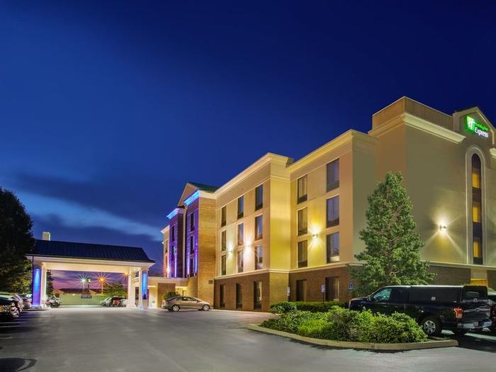 Holiday Inn Express & Suites Fort Wayne - Bild 1