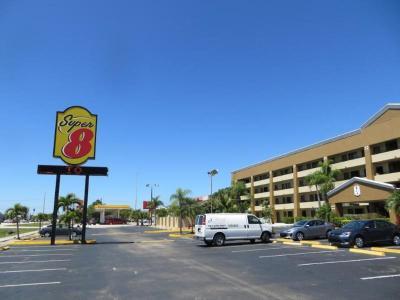 Hotel Super 8 by Wyndham Fort Myers - Bild 2