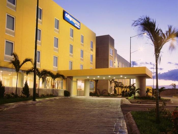 Hotel City Express Nuevo Laredo - Bild 1