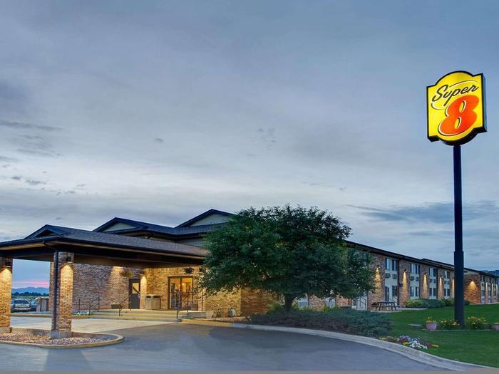 Hotel Super 8 by Wyndham Fort Collins - Bild 1