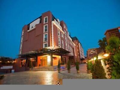 Ramada Hotel & Suites by Wyndham Bucharest North - Bild 3