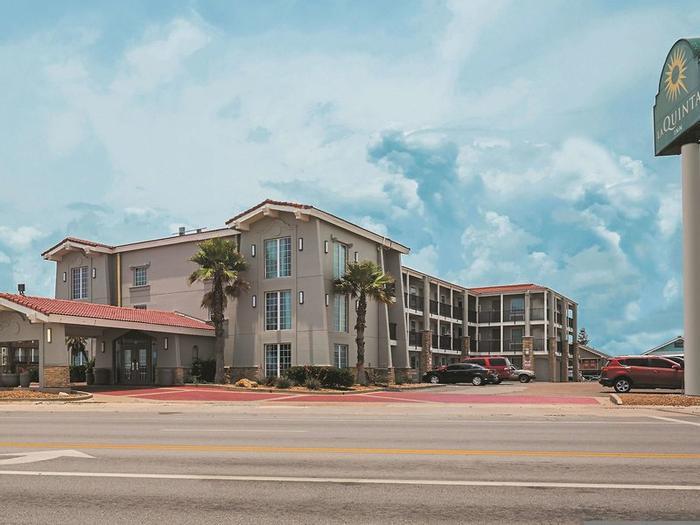 Hotel Wingate by Wyndham Galveston East Beach - Bild 1