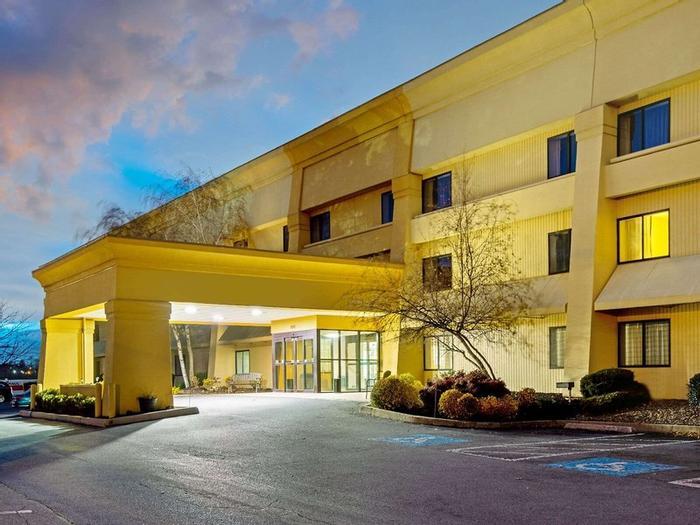 La Quinta Inn & Suites by Wyndham Harrisburg Airport Hershey - Bild 1