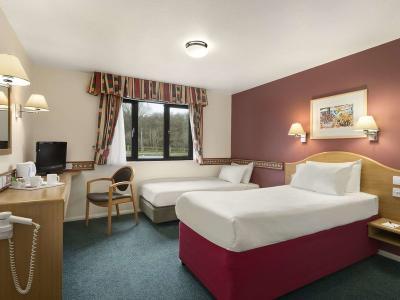 Hotel Days Inn by Wyndham Michaelwood M5 - Bild 4