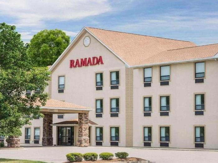 Hotel Ramada by Wyndham Strasburg Dover - Bild 1