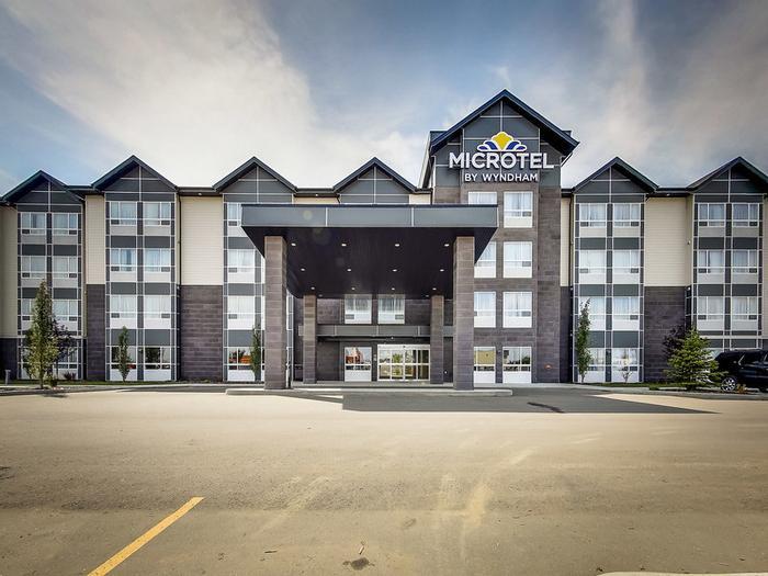 Hotel Microtel Inn & Suites by Wyndham Red Deer - Bild 1