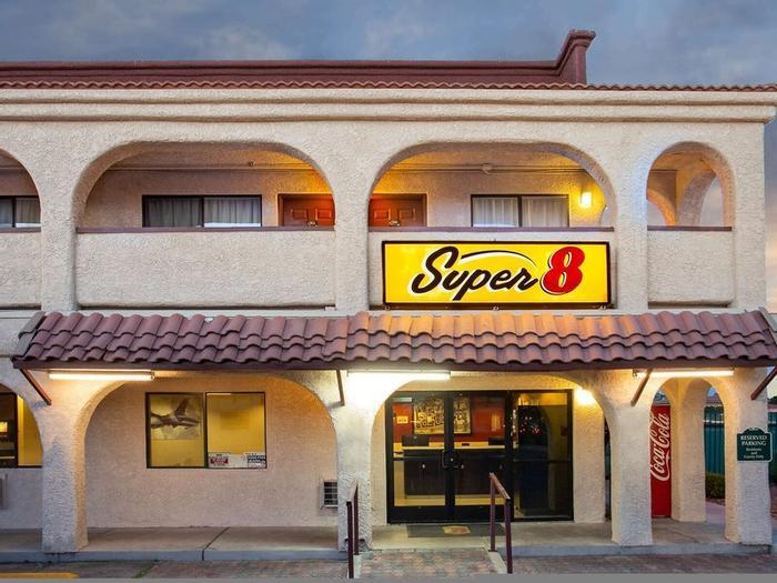 Hotel Super 8 by Wyndham Las Vegas Nellis AFB Area - Bild 1