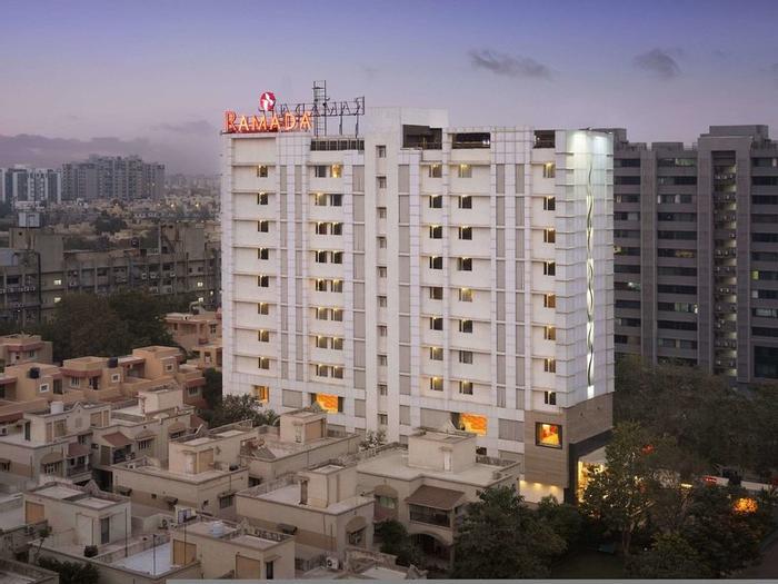 Hotel Ramada by Wyndham Ahmedabad - Bild 1