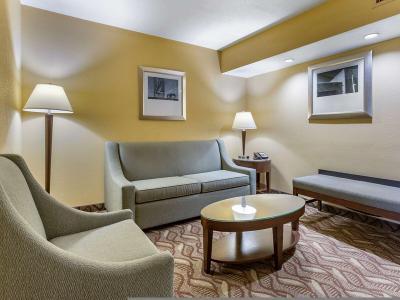 Hotel Clarion Inn & Suites - Bild 3