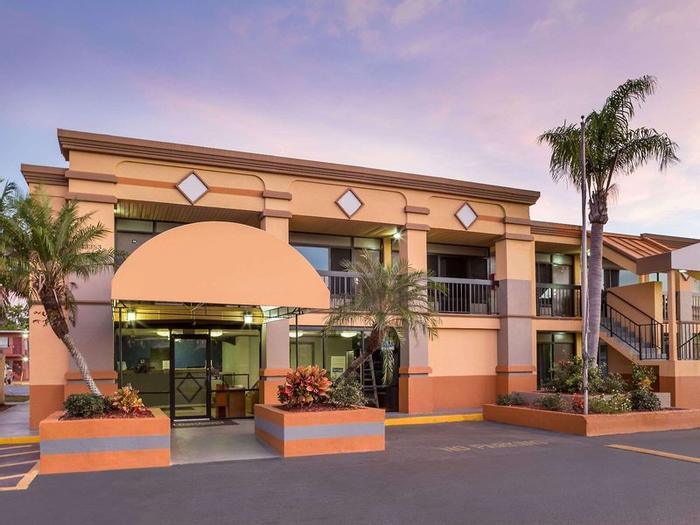 Hotel Travelodge by Wyndham Fort Myers North - Bild 1