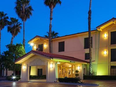 Hotel Super 8 by Wyndham San Bernardino - Bild 2