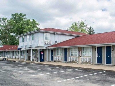 Econo Lodge Inn & Suites Cedar Point South