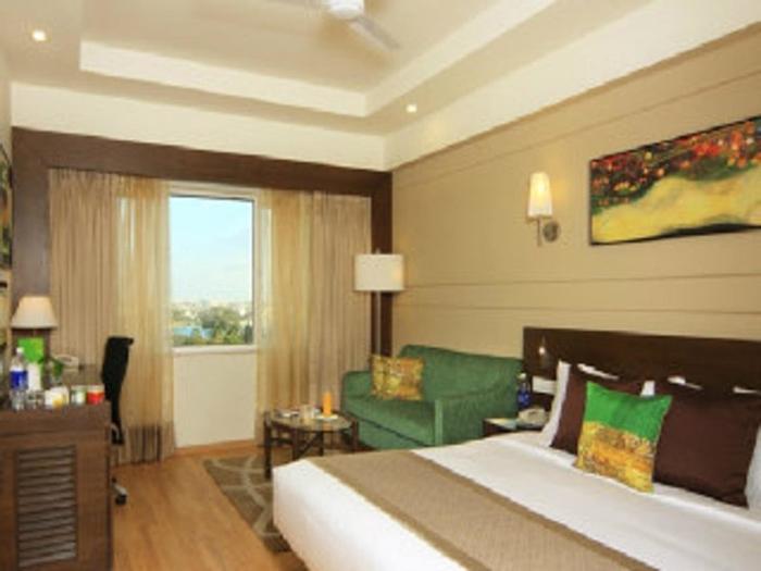 Hotel Lemon Tree Premier UlsoorLake Bengaluru - Bild 1