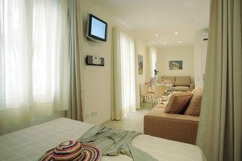 Hotel ClassBedroom Barcelona Beach Apartments - Bild 3