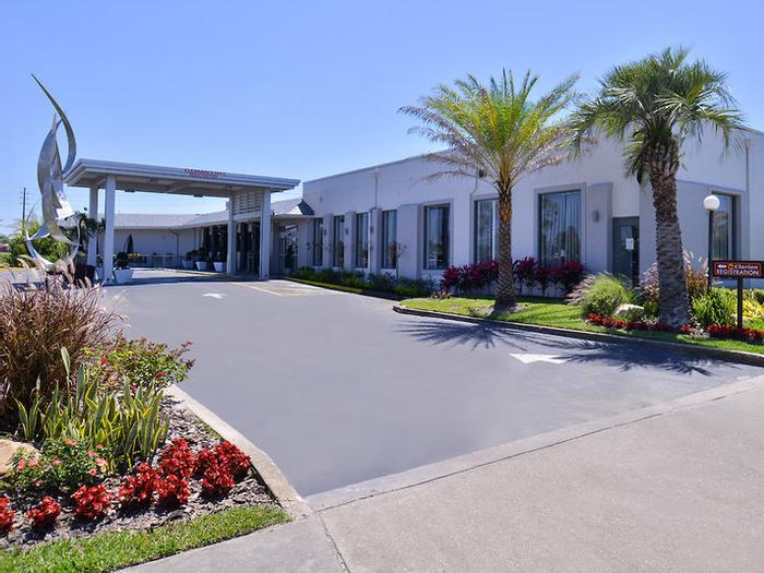 Clarion Inn & Suites Across From Universal Orlando Resort Hotel - Bild 1