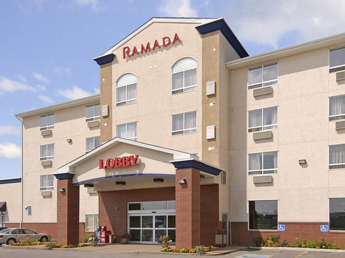 Ramada by Wyndham Airdrie Hotel & Suites - Bild 1