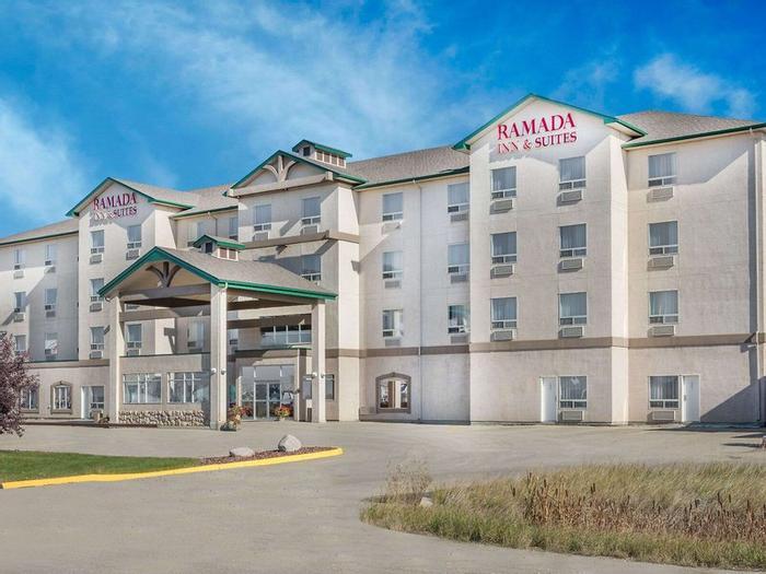 Hotel Ramada by Wyndham Clairmont/Grande Prairie - Bild 1