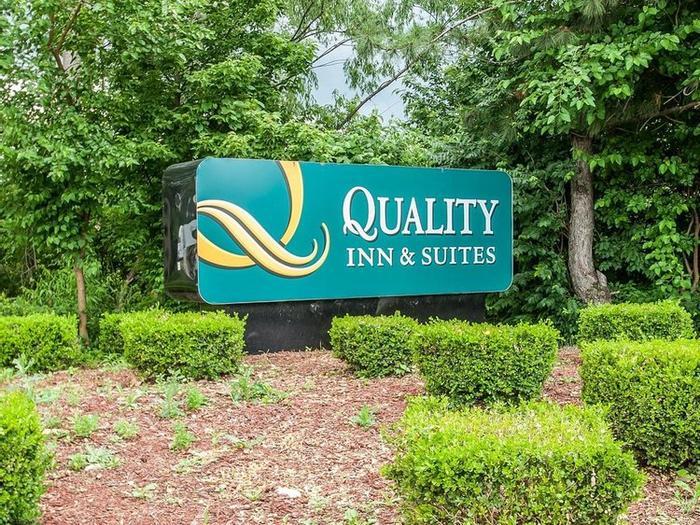 Quality Inn & Suites Kansas City I-435N Near Sports Complex - Bild 1