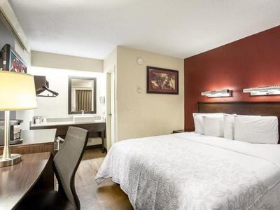 Hotel Red Roof PLUS+ Chicago - Naperville - Bild 3