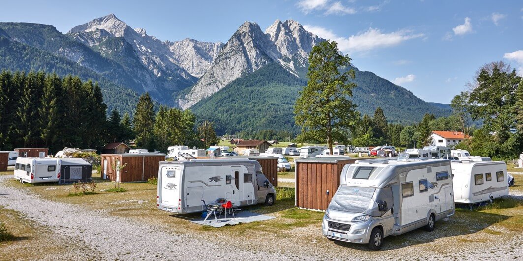 Campingplatz an der Zugspitze mit vielen Wohnmobilen