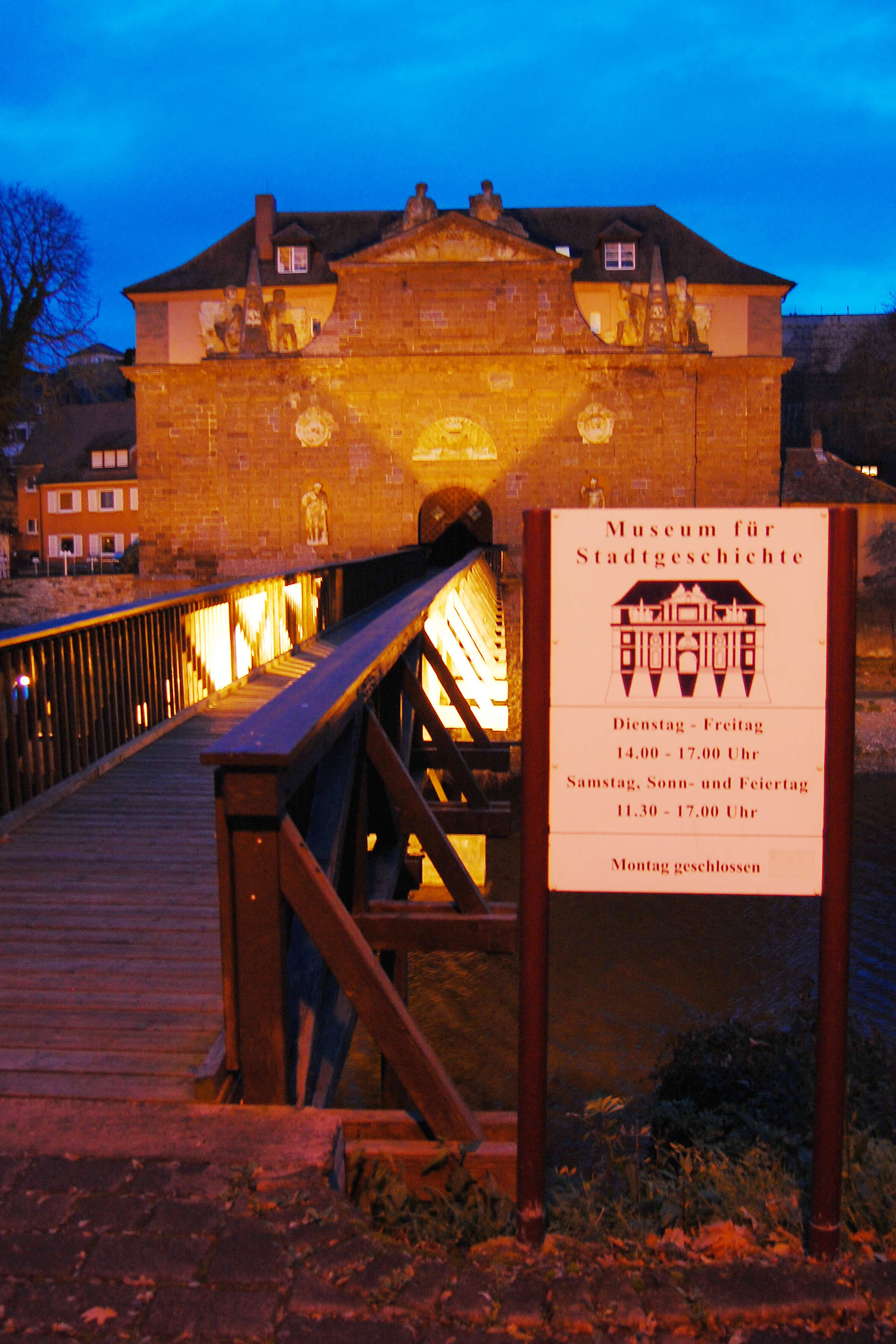 Rheintor bei Nacht mit Schild