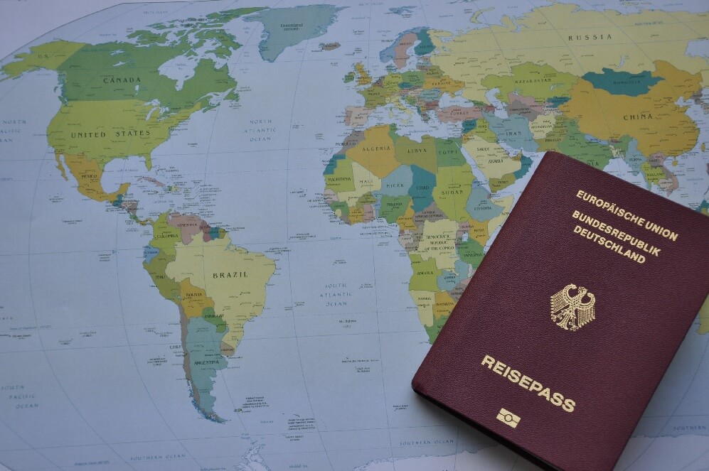 deutscher Reisepass auf Weltkarte