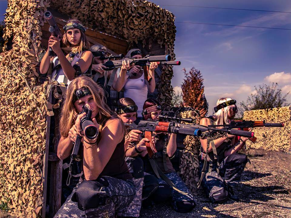 Frauen mit Paintball Ausrüstung