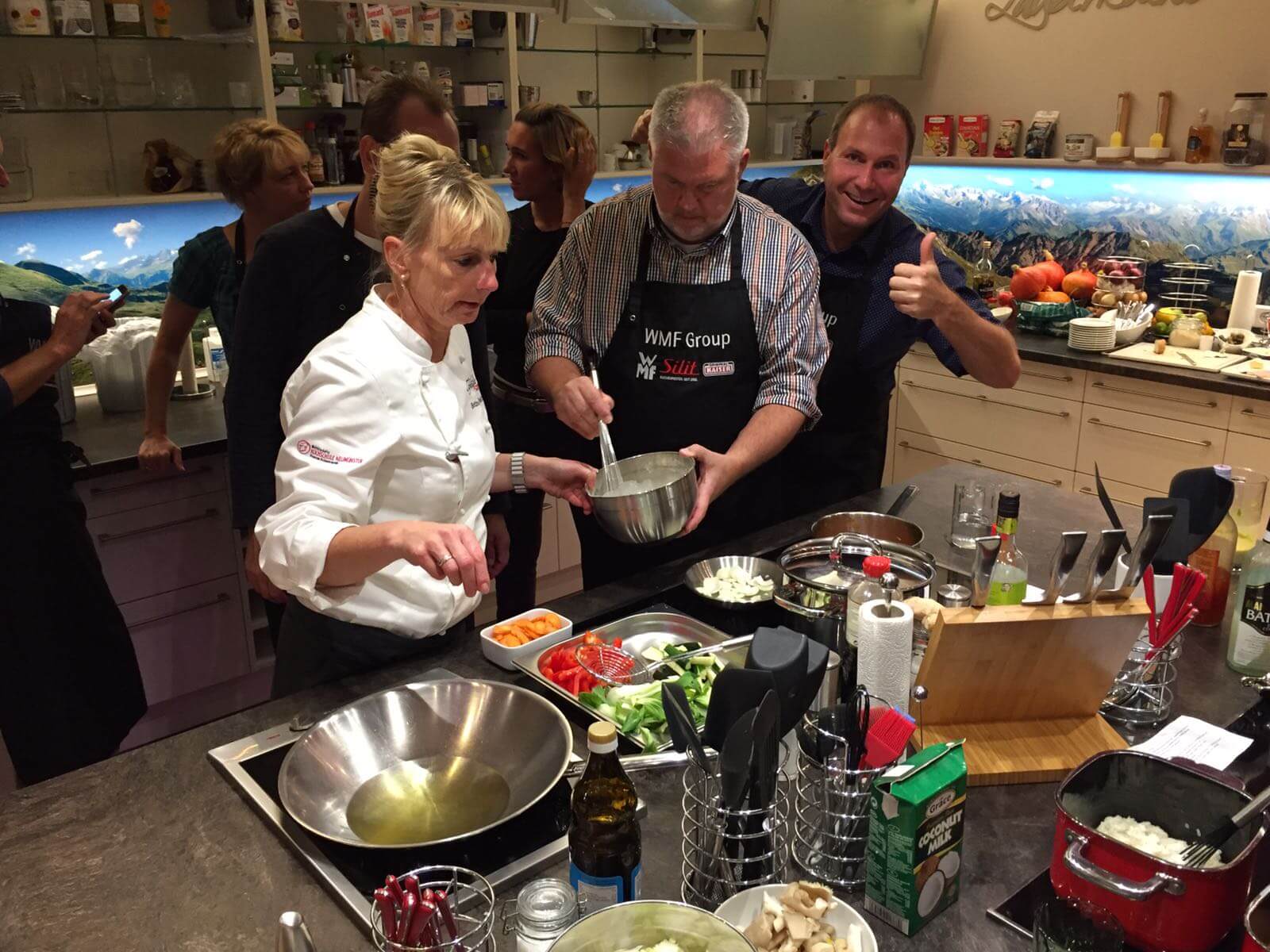 Kochteilnehmer in einer Küche