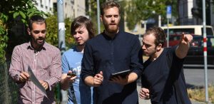 Projekt: Stadtrallye, Männer suchen nach dem Weg mit Tablet