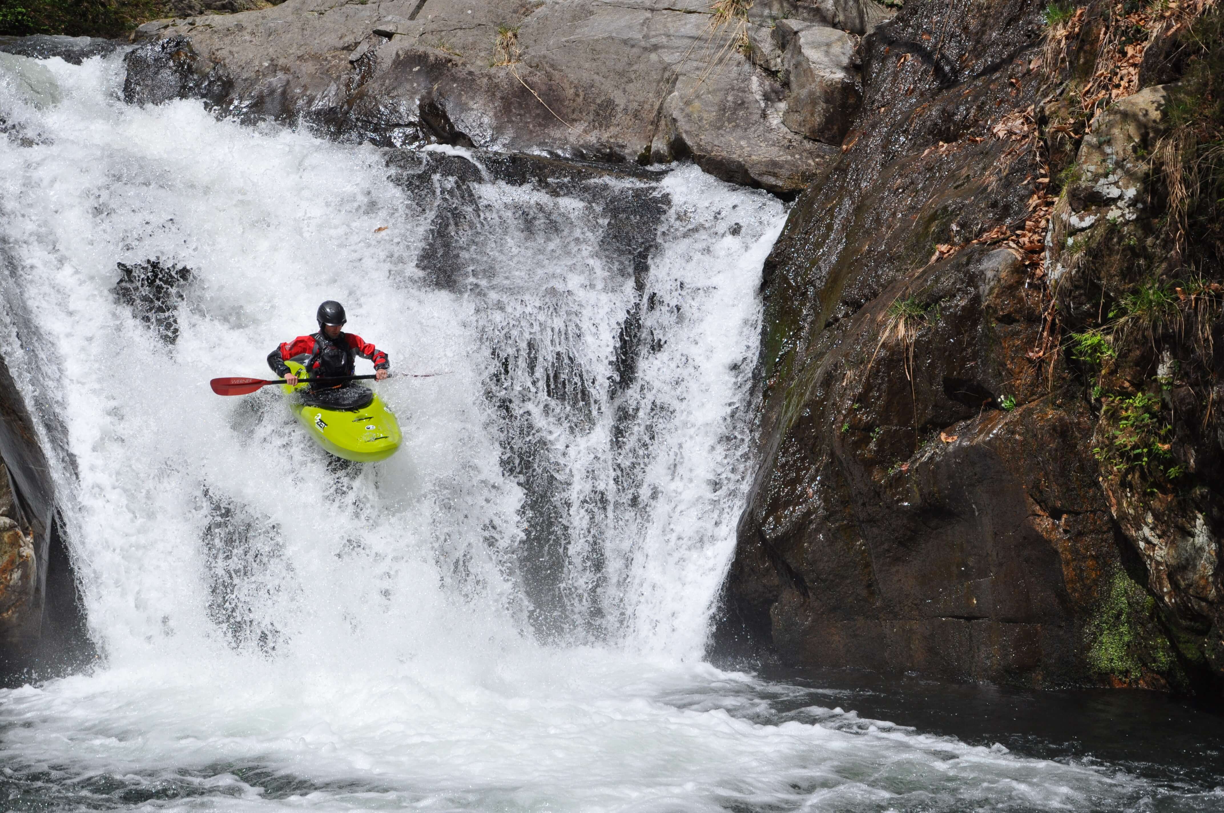 Rafting im Kayak, Wasserfall, Action