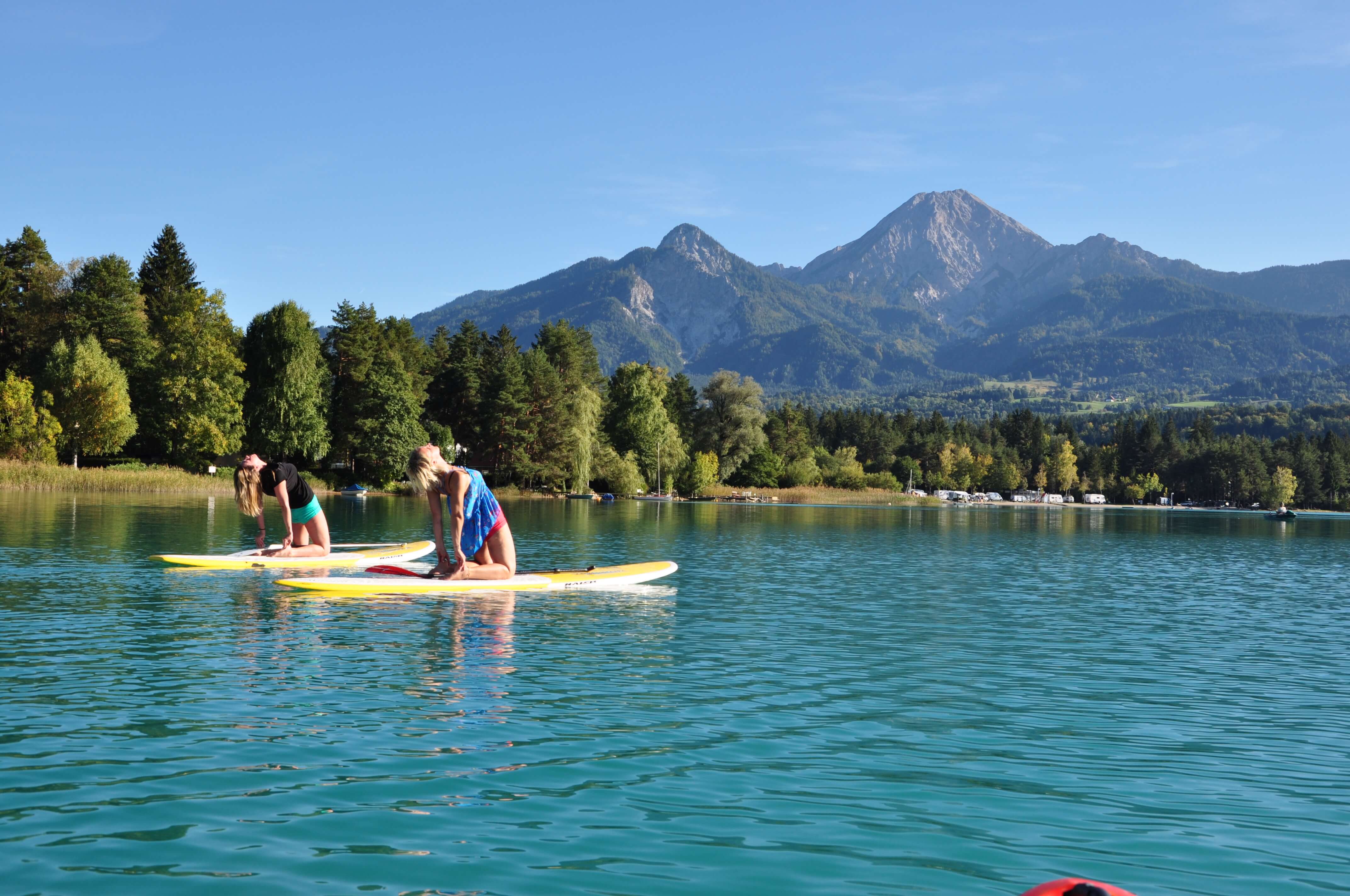 Kayak auf dem Faaker See, Frauen Yoga auf dem Wasser
