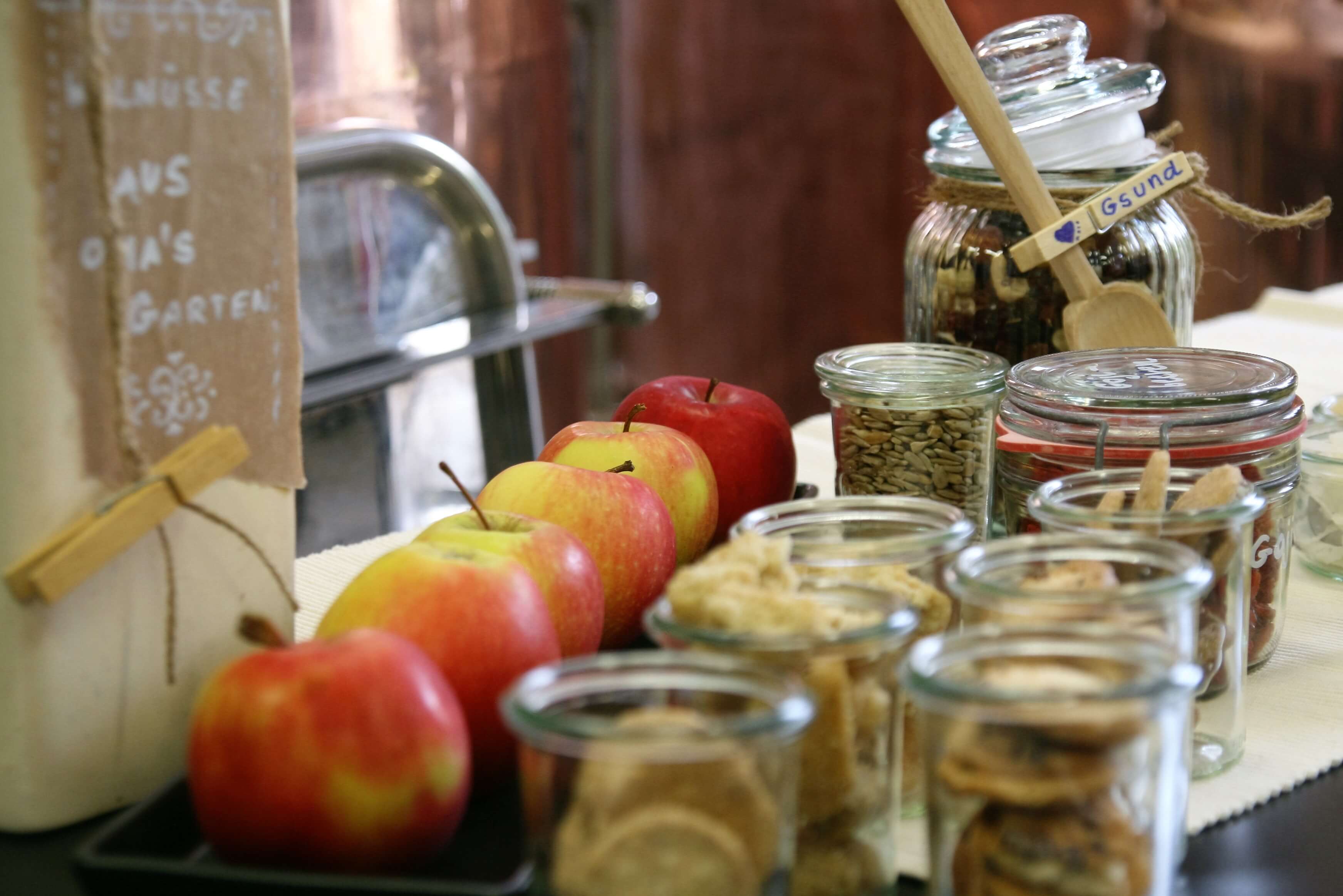 Frisches Obst und Snacks in Gläsern beim Braukurs, Äpfel, Kekse, Trockenobst