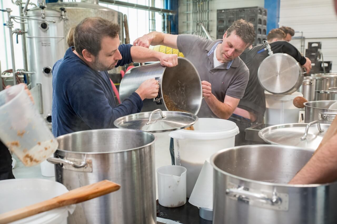 Braumeister mischen die Zutaten für das Bier