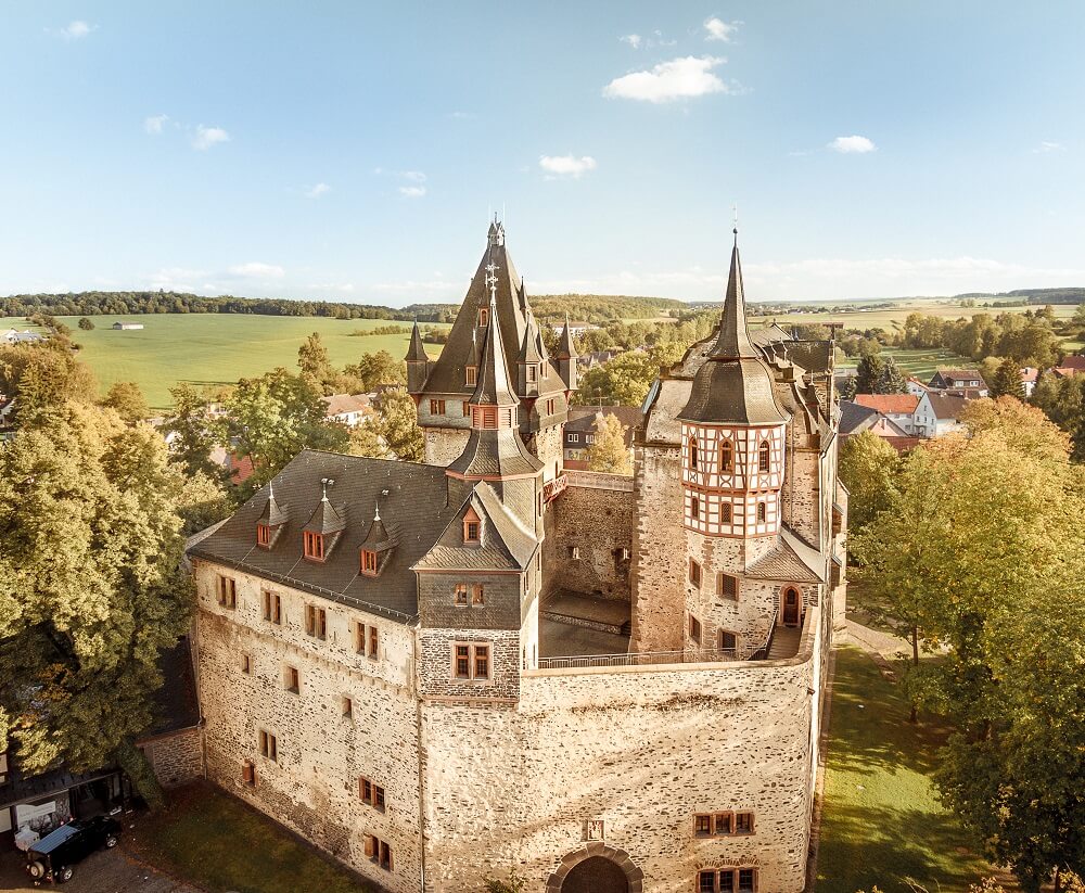 Luftaufnahme vom Schloss Romrod, Landschaft, Sehenswürdigkeit