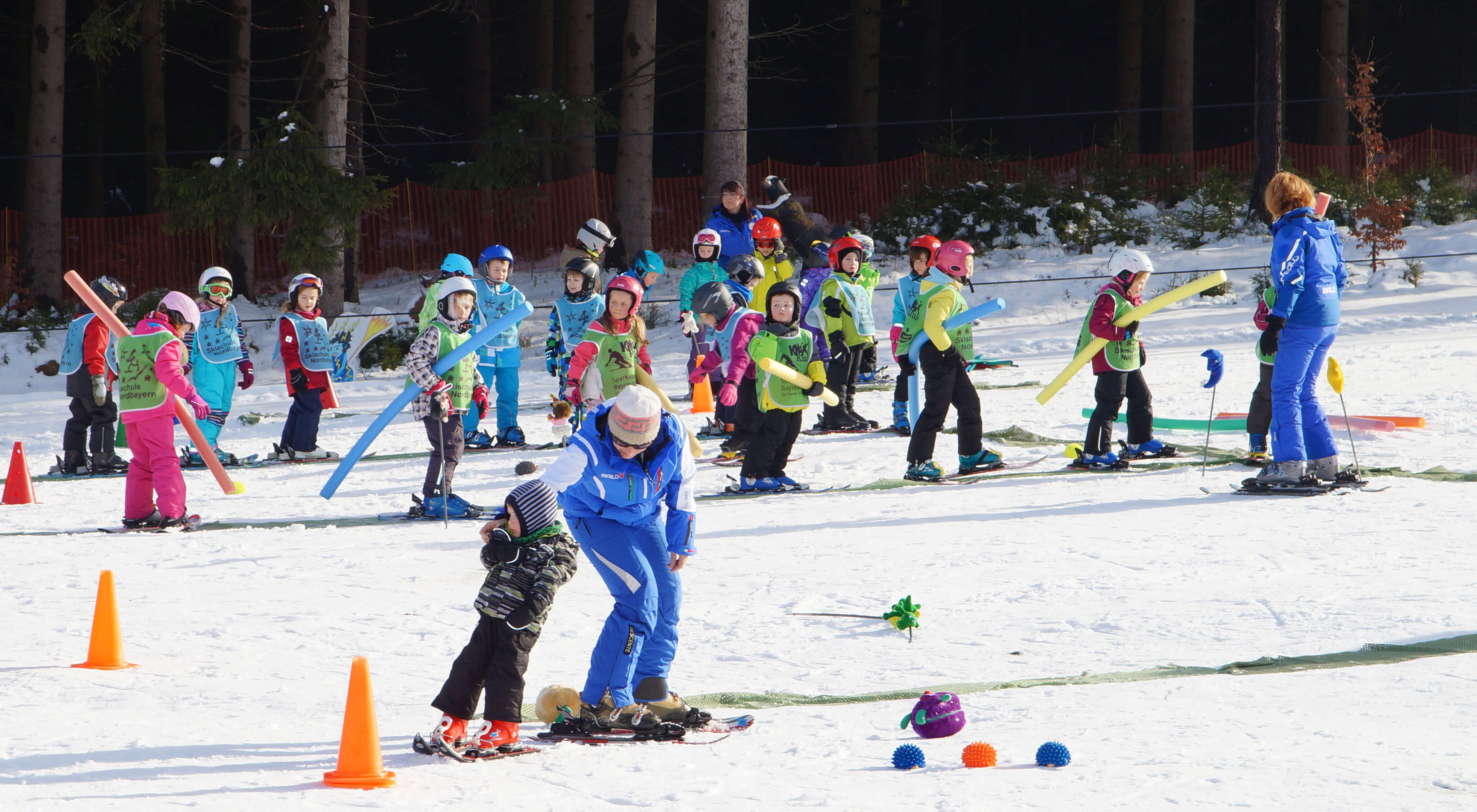 Kinderprogramm in der Schneesportschule, Ski Skifahren Kinder Pylonen