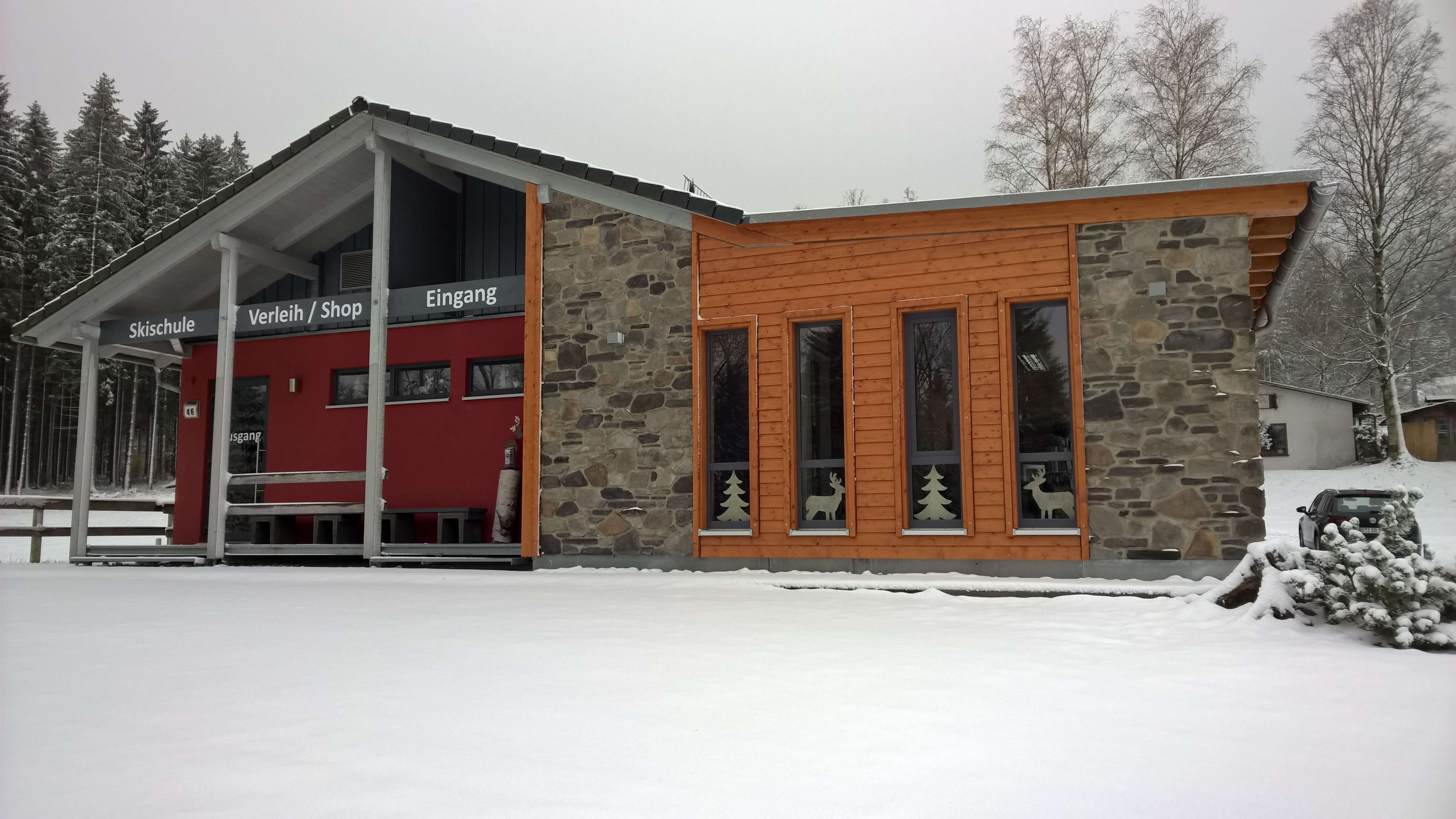 Die Schneesportschule von außen, Haus im Schnee
