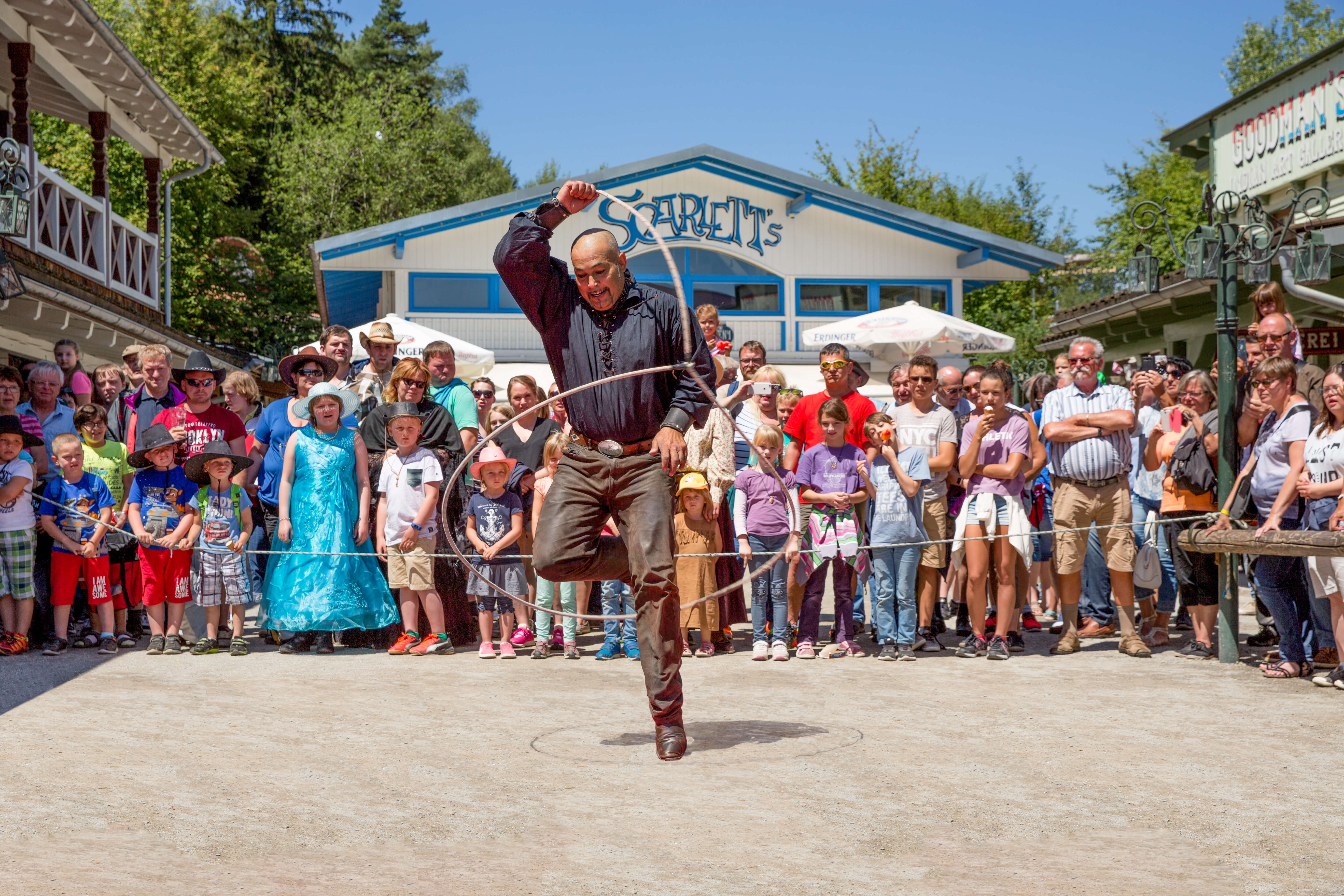 Offene Münder bei Lasso-Tricks in der "Wild West Show"