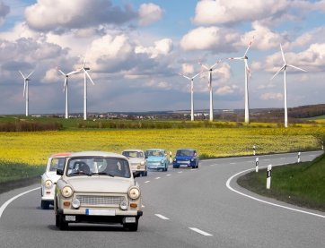 Trabbi Kolonne vor Windrädern