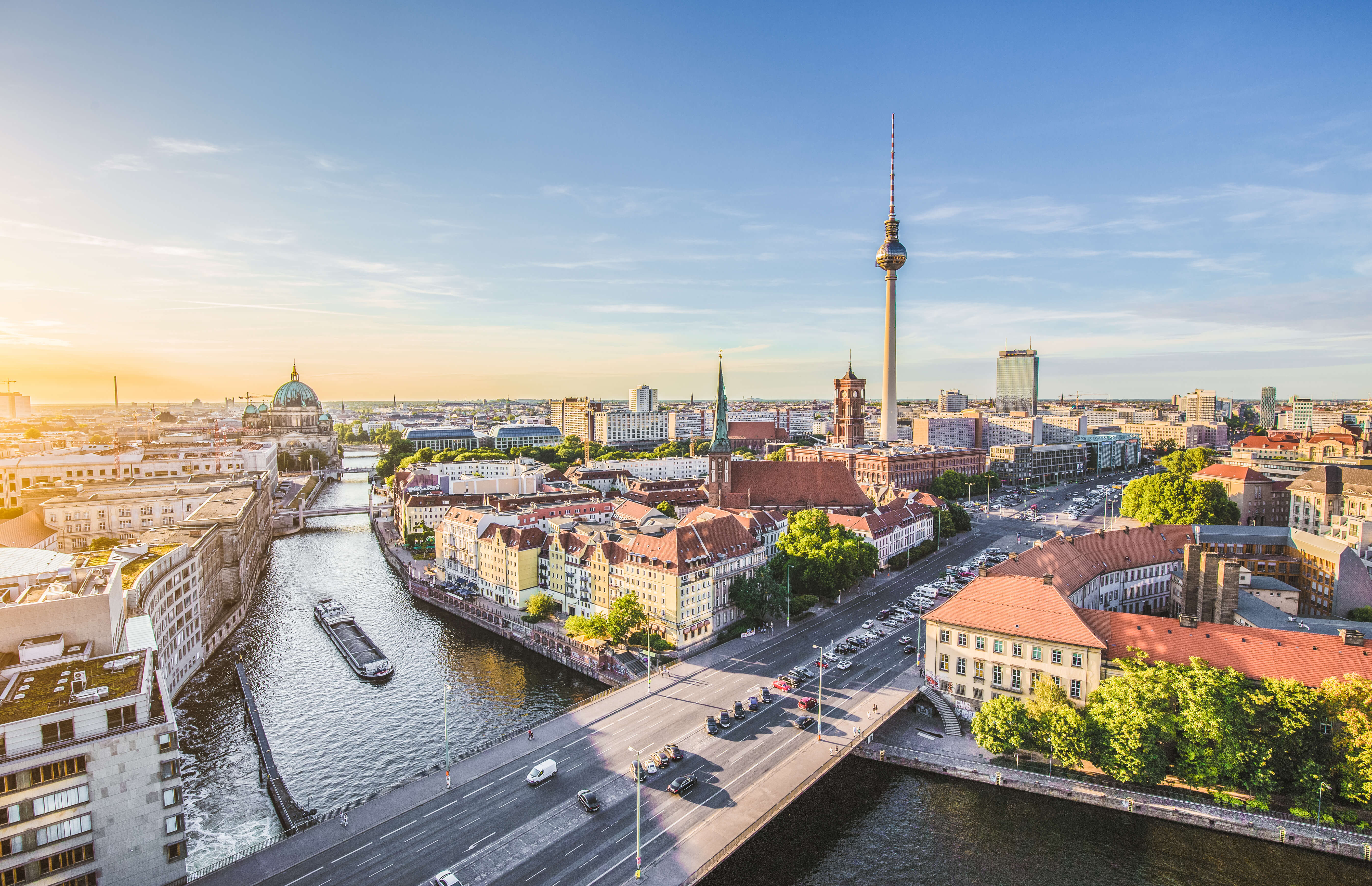 Luftbild über Berlin, Fernsehturm, Spree, Stadt, City, Himmel