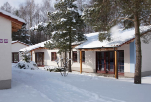 Verschneite Häuser, Feriendorf im Schnee, Trixi