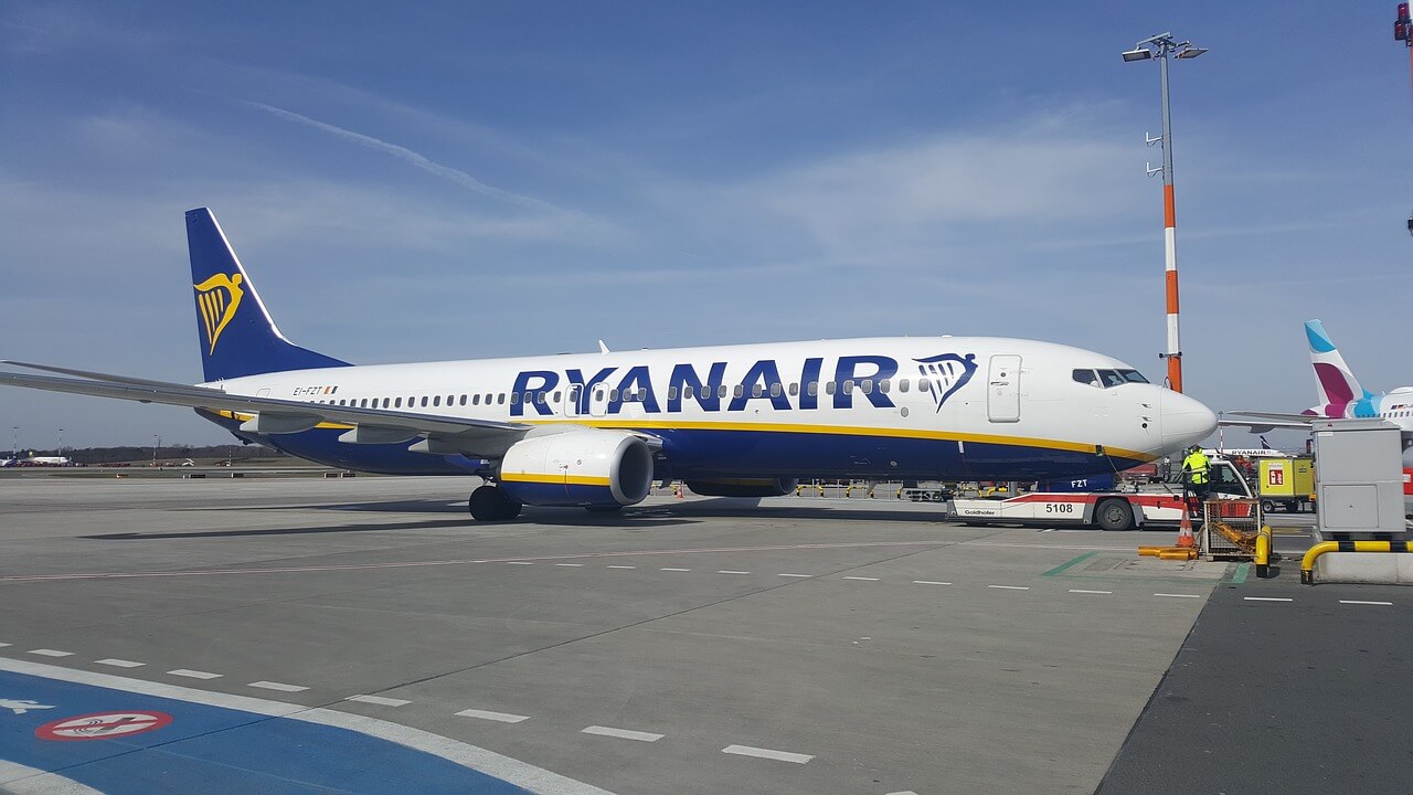 Ein Flugzeug der Airline Ryanair auf einem Flughafen