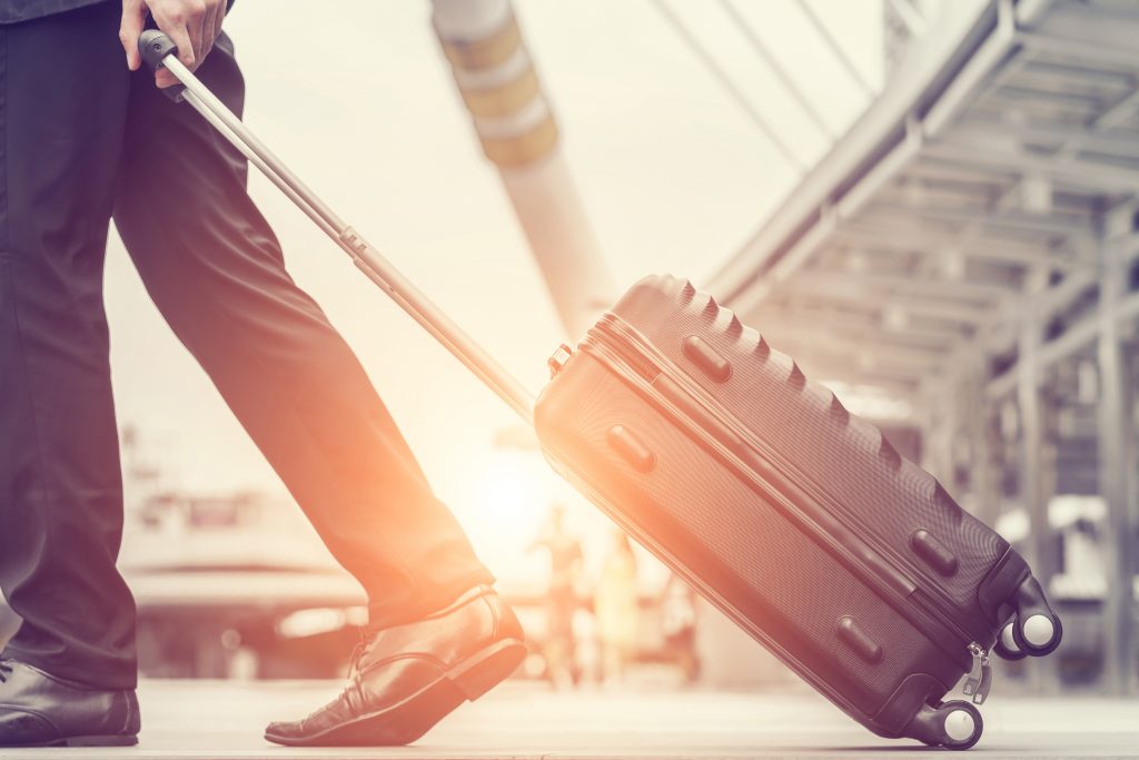 Ein Mann zieht einen Koffer