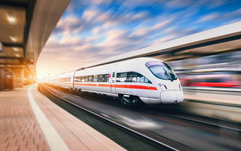 Ein ICE fährt durch einen Bahnhof