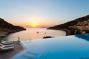 Sonnenuntergang im Infinity Pool auf Kreta