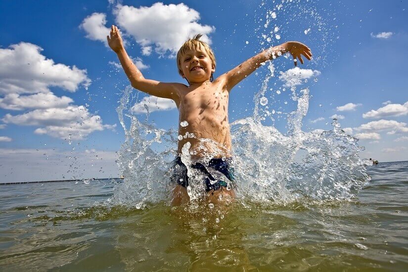 Junge badet in der Ostsee