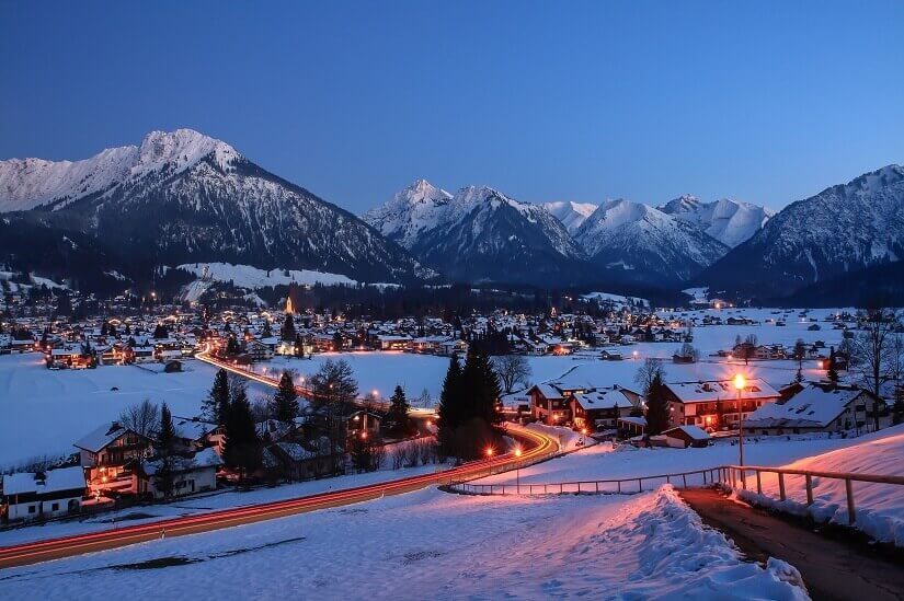 Das verschneite Oberstdorf am Abend, Berge, Tal, Dorf