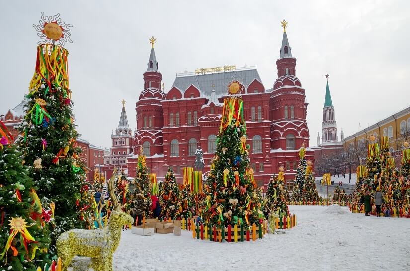 Weihnachten in Moskau mit geschmückten Bäumen