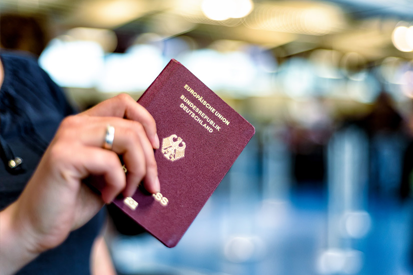 Reisepass in der Hand am Flughafen